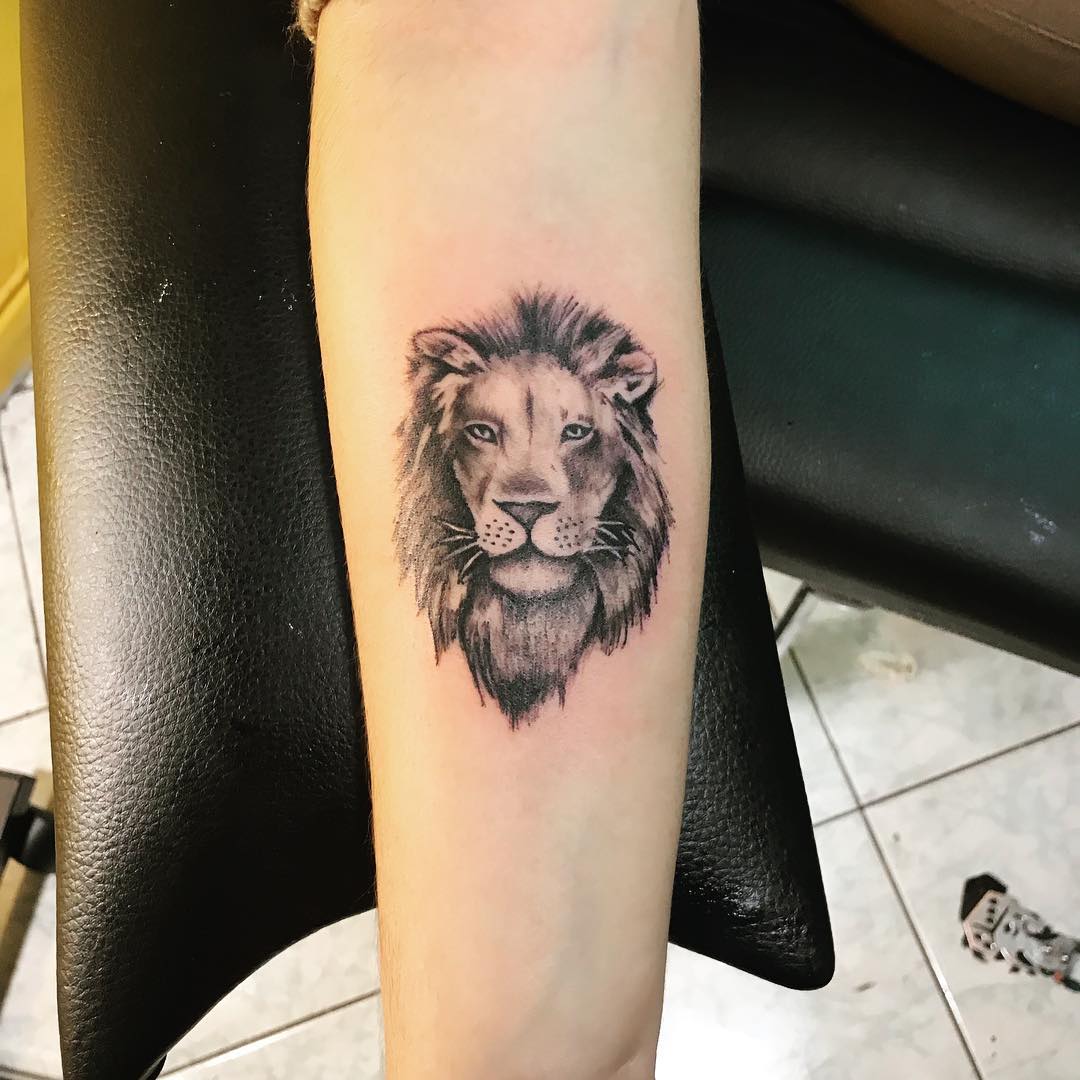 卢小姐小臂小清新狮子纹身图案