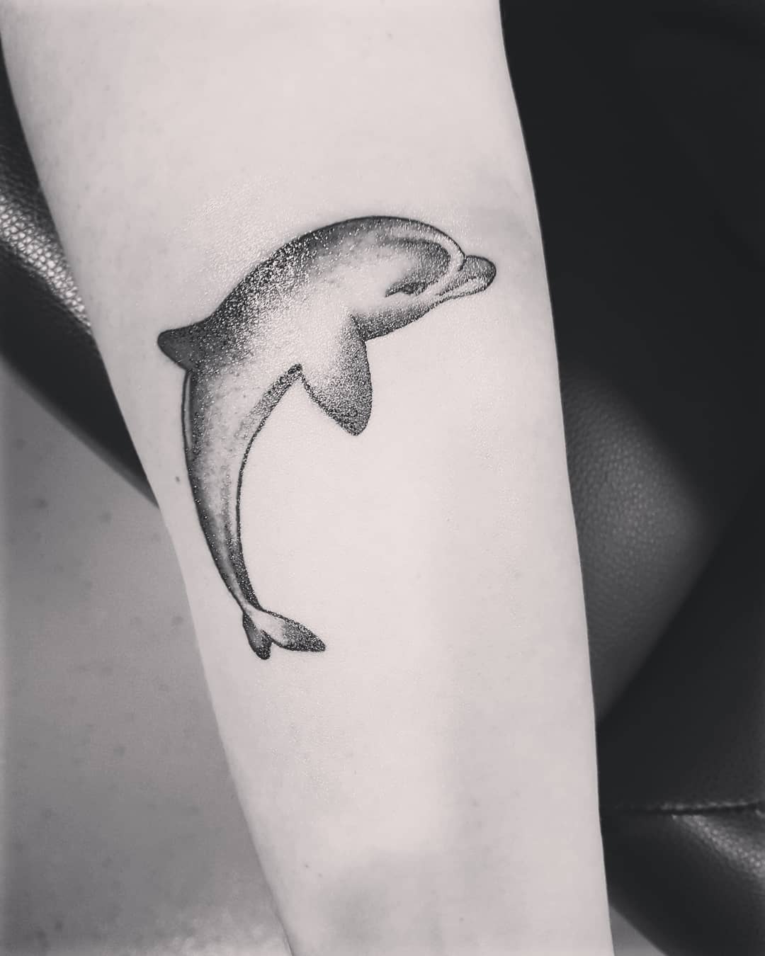 搞卡牌游戏的文小姐手臂海豚纹身图案