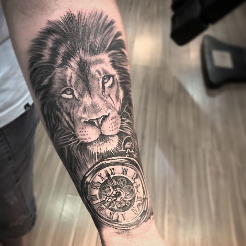 凌先生小臂钟表狮子纹身图案