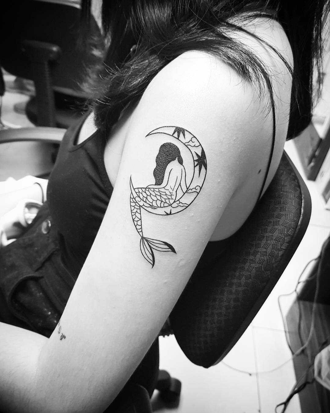 吴小姐大臂美人鱼月亮纹身图案